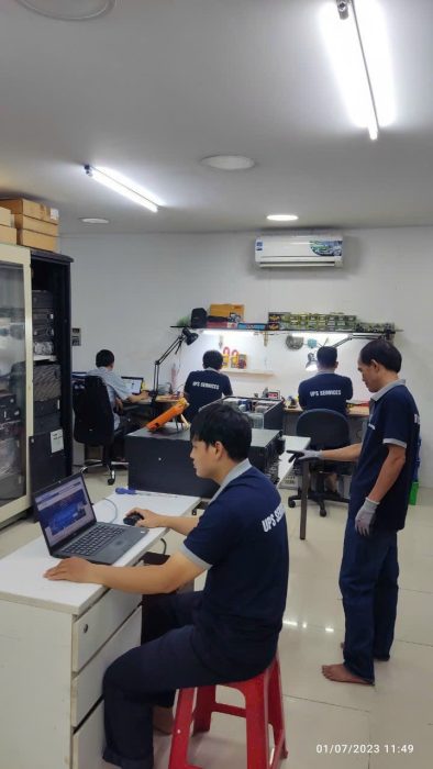 Các nhân viên phòng sửa chữa